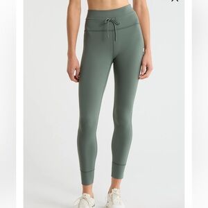 NWOT Vuori Daily Leggings